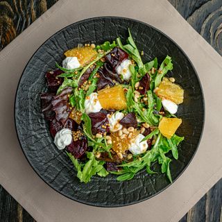 Салат из рукколы, свеклы, сыра и апельсина с ореховой заправкой