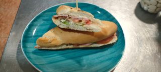 Bocadillo De Lomo Adobado y Queso.