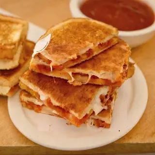 Es Bikini, Sobrasada Ibérica, Mozzarella Y Miel
