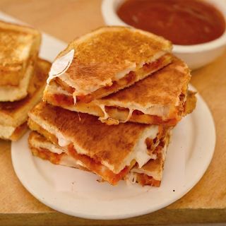 Es Bikini, Sobrasada Ibérica, Mozzarella Y Miel