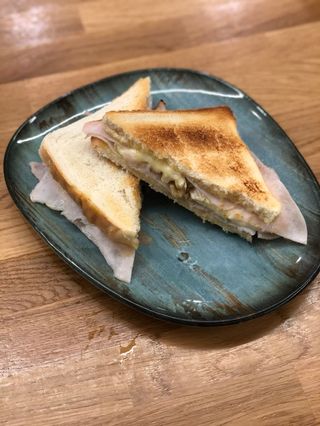 Sándwich De Jamón Braseado Y Queso