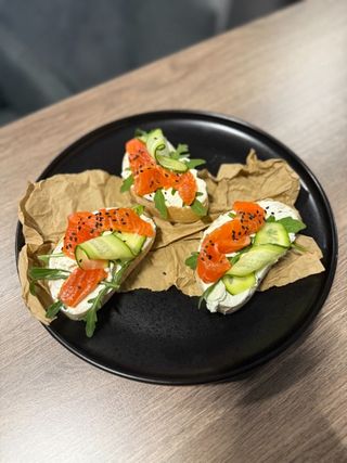 Брускета з лососем та в'яленими томатами