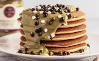 Tortita con crema de pistacho, nata y granola