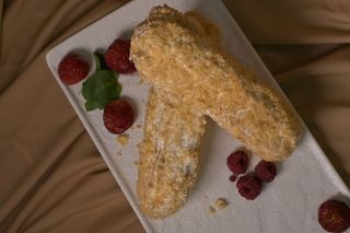 Эклер (под крошкой)