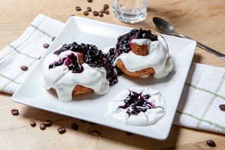 Papanaşi cu smântână şi dulceaţa