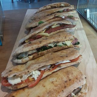 Panuozzo crudo e mozzarella