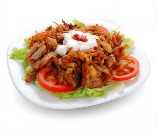 Piatto kebab e insalata mista