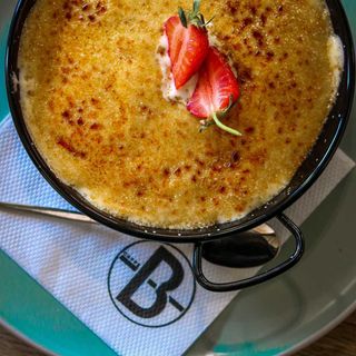 Sezonsko voće sa kremom od vanile