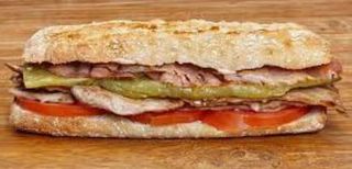 Bocadillo de solomillo con bacón y tomate