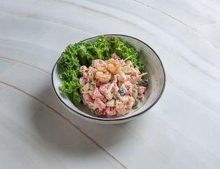 Салат Малибу с креветками семгой