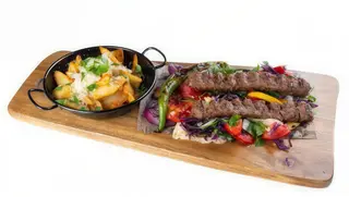 Kebab Adana servit cu legume coapte sos de ardei lipie si cartofi prajiti