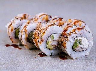КАЛІФОРНІЯ З ВУГРЕМ В КУНЖУТІ (225g)