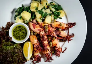 Lignje na žaru sa dalmatinskim varivom 250gr