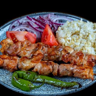 Пилешко сувлаки от бут с компле гарнитура (400гр)