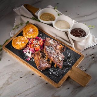 COASTE DE PORC CU SOS BARBEQUE SI FELII DE CARTOFI COPTI 650G