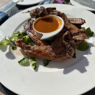 Chuletas De Cordero Al Vapor Con Espárragos Y Coliflor