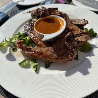 Chuletas De Cordero Al Vapor Con Espárragos Y Coliflor