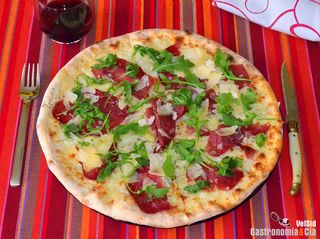 Pizza breasola, rúcula y parmesano