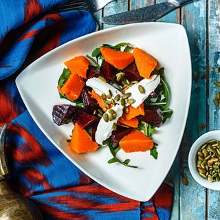 Салат из свеклы и запеченной тыквы, с творожным сыром