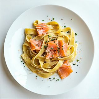 Tagiatelle z wędzonym łososiem na ciepło