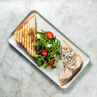 Тост с курицей и грибами