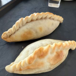 Empanada de chorizo criollo y provolone