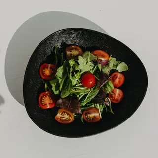 Salată asortată cu roșii cherry și vinegretă clasică