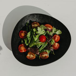 Salată asortată cu roșii cherry și vinegretă clasică