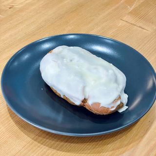 Еклер с донашен крем,сладко от манго,залят с бял шоколад