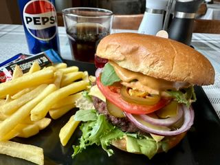 Ostry Kopernik (Burger Wołowy Zestaw z Frytkami(150g) i Puszką Pepsi 0,33l: