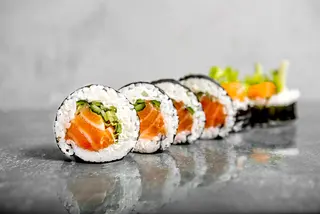 Futomaki łosoś z ogórkiem 6 szt.
