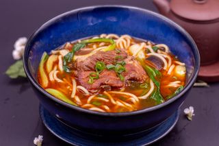 Spaghetti al brodo con spuntature di maiale/排骨汤面