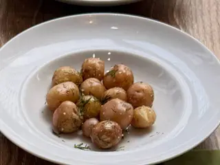 Молода картопля з кропом та маслом (200г)