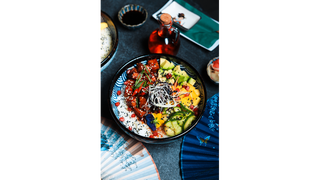 Poke Bowl z tofu w sosie teriyaki