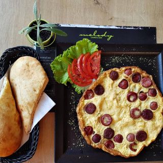 Omlet sa roštiljskom kobasicom