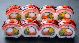 Роял-рол з тунцем, лососем та креветкою