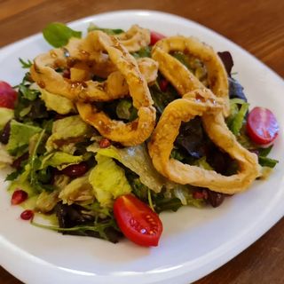 Микс зелени салати с панирани калмари (450г)