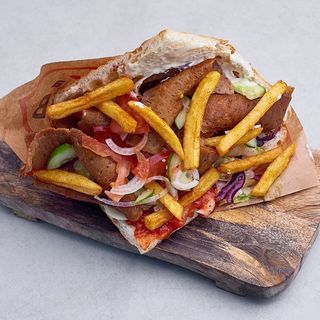  Kebab w bułce z frytkami 596g