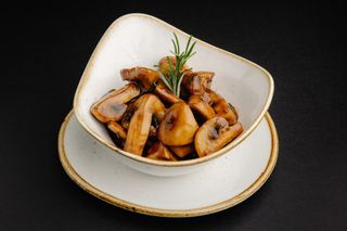 Лесные грибы с розмарином и чесноком/Ciuperci de pădure cu rozmarin