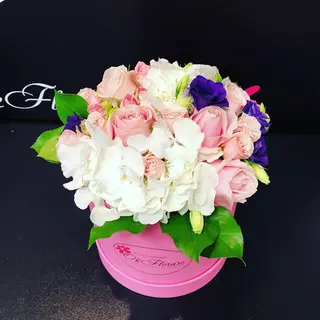 Cutie Medie cu Hortensie Albă și Trandafiri