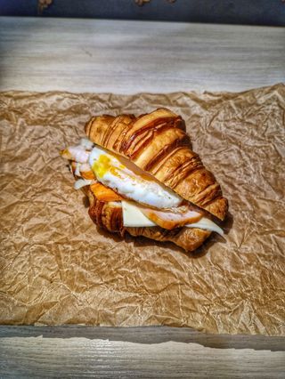 Куриный с яйцом круассан