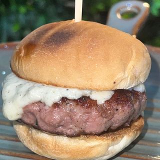  Hamburguesa Quesuda- 4 Quesos (3mides)