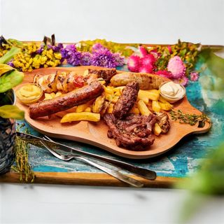 Mix grill cu paine pe vatra