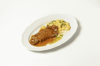 Стриплойн в устричном соусе с ньокки и зеленым горошком