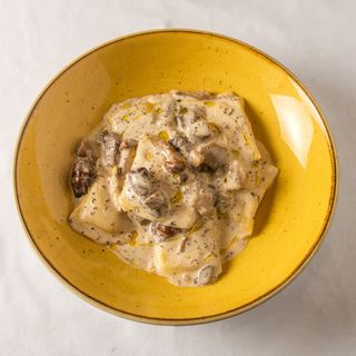 Ravioli Relleno De Setas Variadas Con Salsa De Trufa