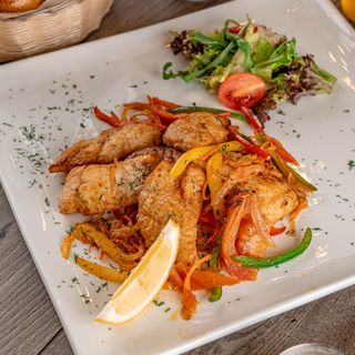 Судак с овощами