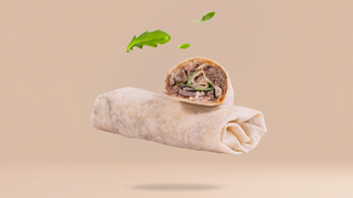 Wrap po azjatycku z szarpaną wołowiną