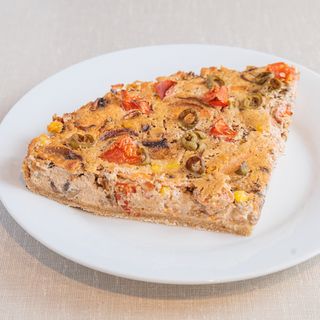 Deep dish pizza parče