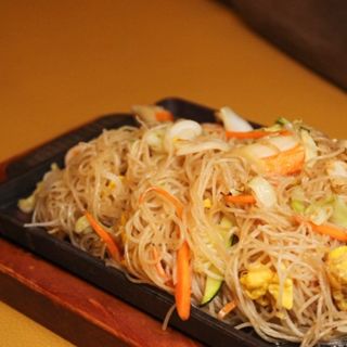 A84. Spaghetti di riso con frutti di mare alla piastra*