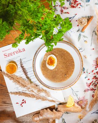 Żur z jajem i tłuczonymi ziemniakami